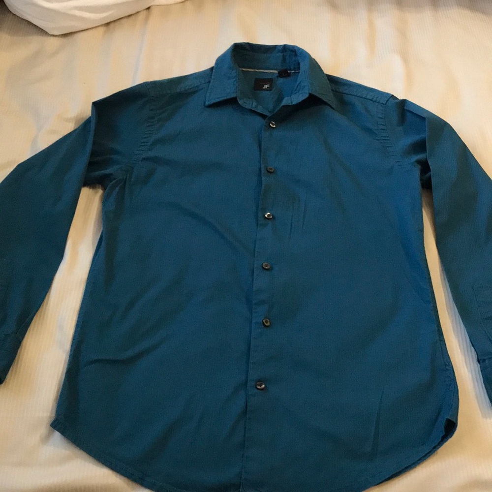 Long sleeve button on shirt